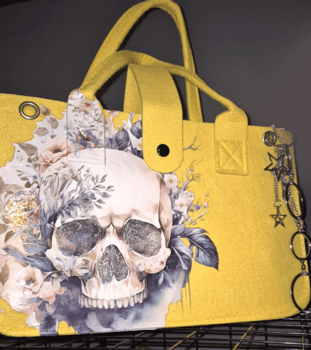 Design Handtaschen aus Filz Totenkopf